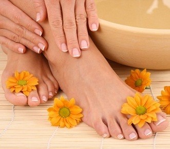 Novità! Pedicure profonda con smalto normale  da Naila nella centralissima via San Vincenzo!