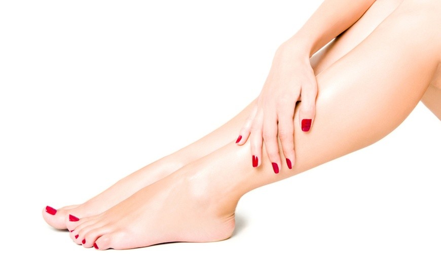  Super Regalo! Per una pedicure profonda con applicazione semipermanente o  smalto da Elle b. Beauty Lab in via Trento!
