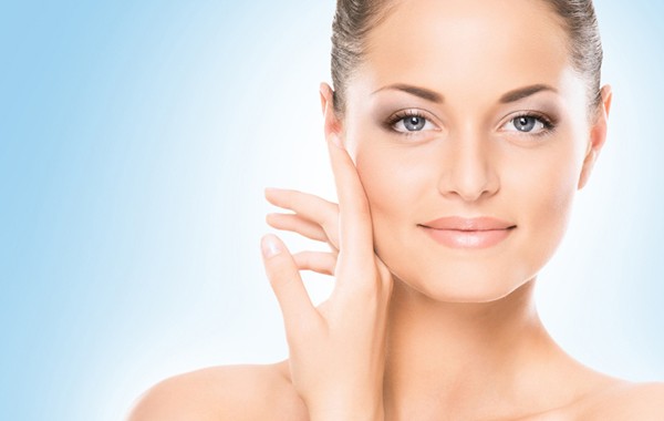 1 seduta di peeling medico all'acido mandelico +1 seduta di biostimolazione con acido ialuronico tramite elettroporatore seguita da maschera di acqua termale e crema idratante. Regalati un viso senza tempo!