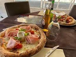 Pizza napoletana d'eccellenza 2 Pizze a scelta dal menu' 2  birre o bevanda analcolica, 2 dolci della casa e coperti inclusi...  dal Ristorante  Pizzeria era ora a Sestri Ponente!