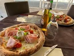 Pizza napoletana d'eccellenza Antipasto, 2 Pizze a scelta dal menu' 2  birre o bevanda analcolica, 2 dolci della casa e coperti inclusi...  dal Ristorante  Pizzeria era ora a Sestri Ponente!