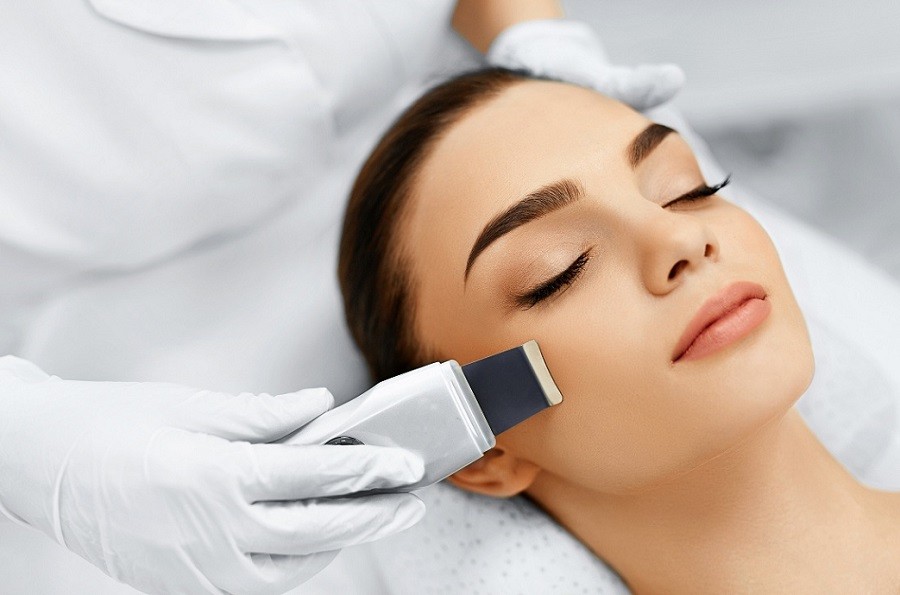 Novita'! Pulizia viso ad ultrasuoni inclusa definizione sopracciglia ed eventuale tintura nella centralissima Salita San Leonardo da Art&Beauty!