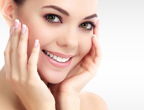   Pulizia viso completa con definizione sopracciglia ed epilazione labbro superiore + massaggio viso, collo e decolte' in  via Cesarea da Vanita' Estetic