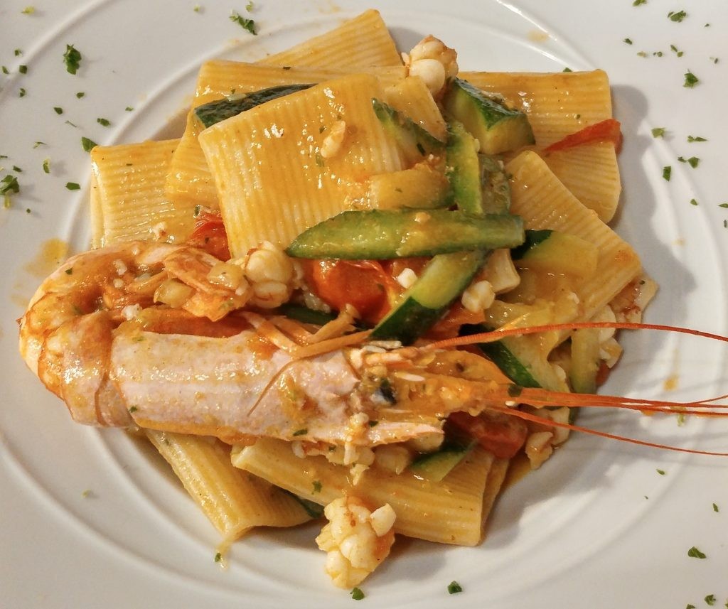 Nuova validità! Cottura 9 nel cuore di Albaro! Menu' a la carte per due persone: Antipasto, primo o secondo a scelta, dolce, acqua, calice di vino   caffé e coperti inclusi!