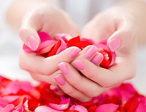 Pochi coupon!  Taglio delle unghie, Limatura unghie  con applicazione semipermanente mani da Estetika Vale nella centralissima via Colombo! Coupon valido 3 mesi!