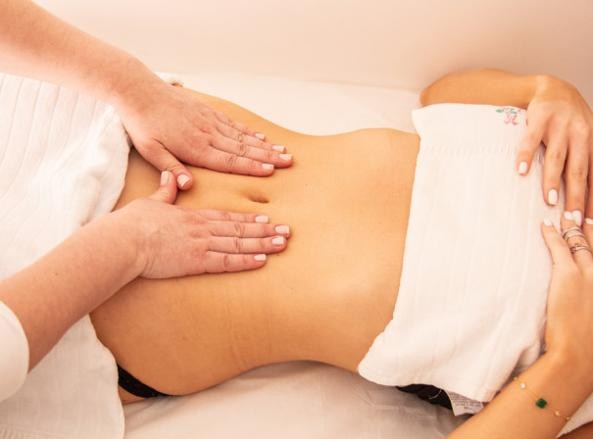 In via XX Settembre dall' operatrice olistica Barbara Rosso. Massaggio  addome drenante e   rimodellante della durata di 45 minuti! Riservato alla clientela femminile.