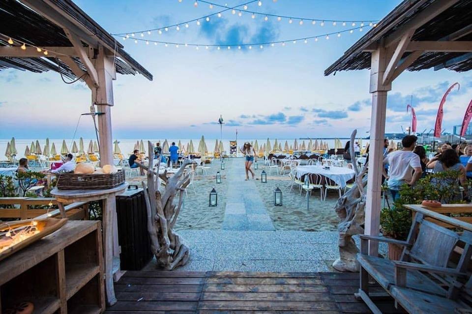 Torna..dal SoleLuna Beach Club ad Albissola Marina!!  Giornata di relax al mare con 2 lettini + ombrellone e aperitivo di coppia alcolico o analcolico con stuzzichini.