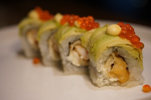 Novita'! da Ama Sushi nel cuore di Albaro in Piazza Leonardo Aperisushi x 2 persone:  2 calici  di vino bianco o rosso o prosecco  e un Roll!!