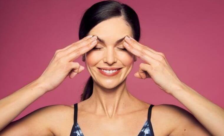 4 lezioni collettive di Yoga facciale e automassaggio del viso e tecniche di massaggio di ringiovanimento del viso ayurvedico o Dien Chan e kobido.
