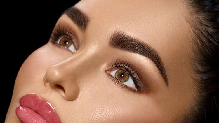 Top! 1 seduta di trucco semipermanente a scelta tra sopracciglia: effetto pelo su pelo o sfumato o labbra contorno o full lips!