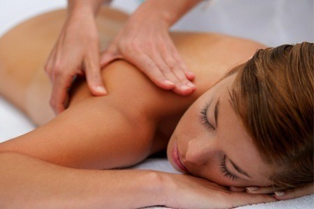  40 minuti di Massaggio viso  collo e schiena  nella centralissima via Macaggi da Daniela Marzano